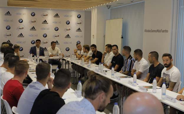 David Aganzo, presidente de AFE, reunido con los capitanes en agosto de 2018 para debatir sobre el 'Plan Miami'.