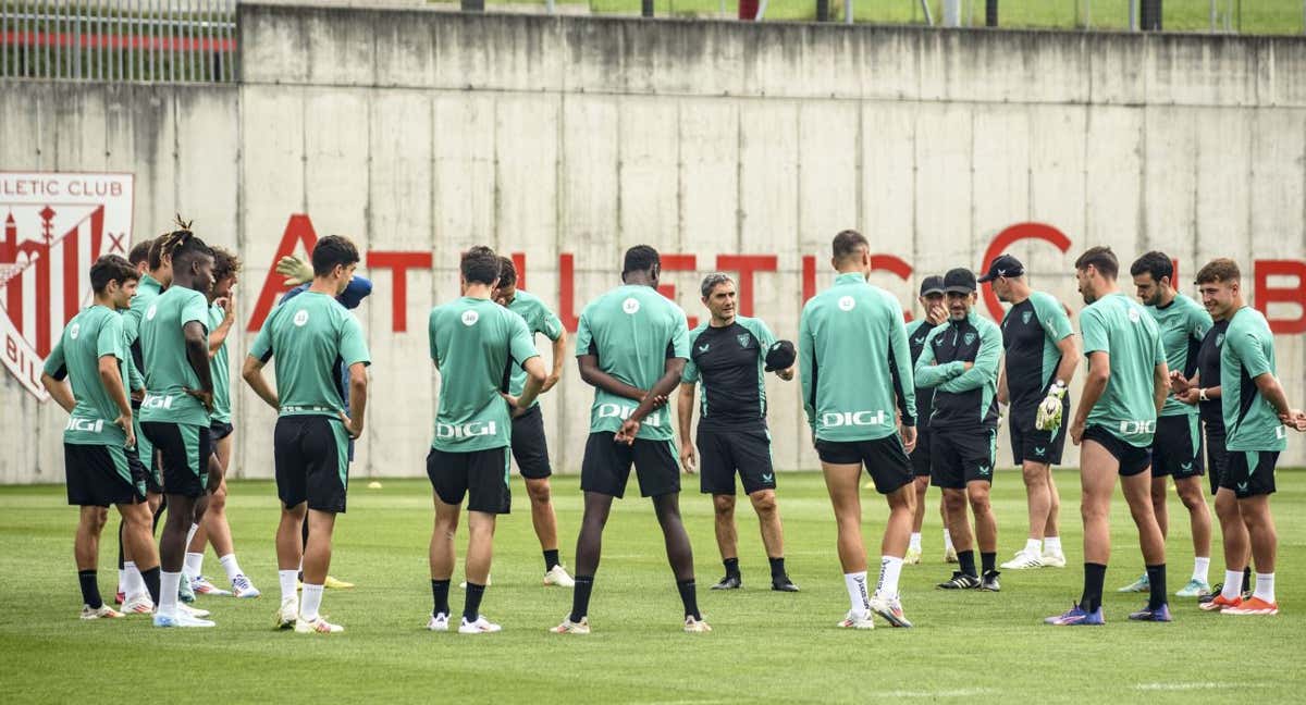 Valverde da una charla a sus jugadores durante la pretemporada.