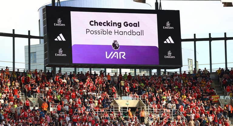 El VAR revisa una acción de la Premier League.