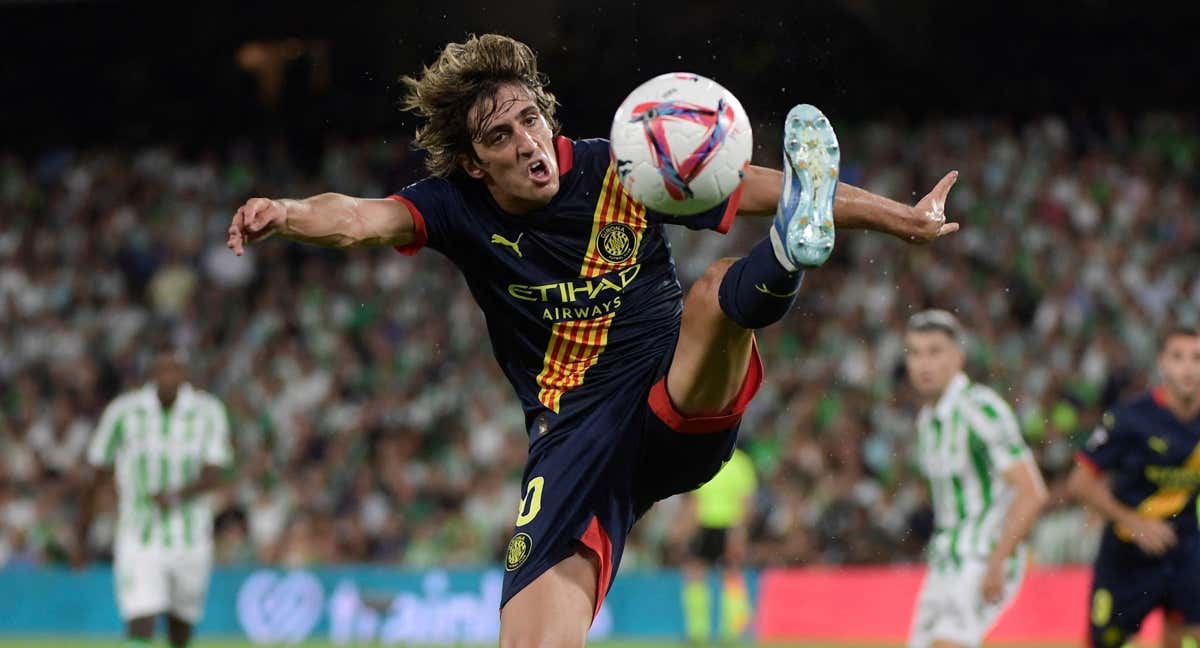 Bryan Gil intenta controlar un balón en el debut liguero ante el Betis.