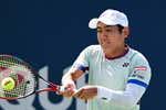 Nishioka pierde los nervios, arroja cuatro bolas fuera del estadio y termina eliminado sin intentar competir