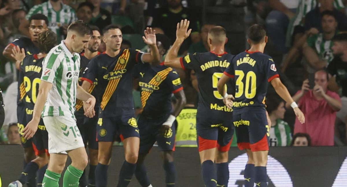 Celebración del Girona tras el tanto de Misehouy.