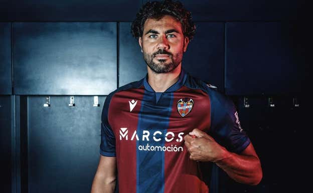 Iborra posa con la camiseta del Levante LEVANTEUD