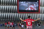 La afición se entrega a Nico Williams con una ovación histórica y un cariño especial: «Ojalá nos dé la Europa League»