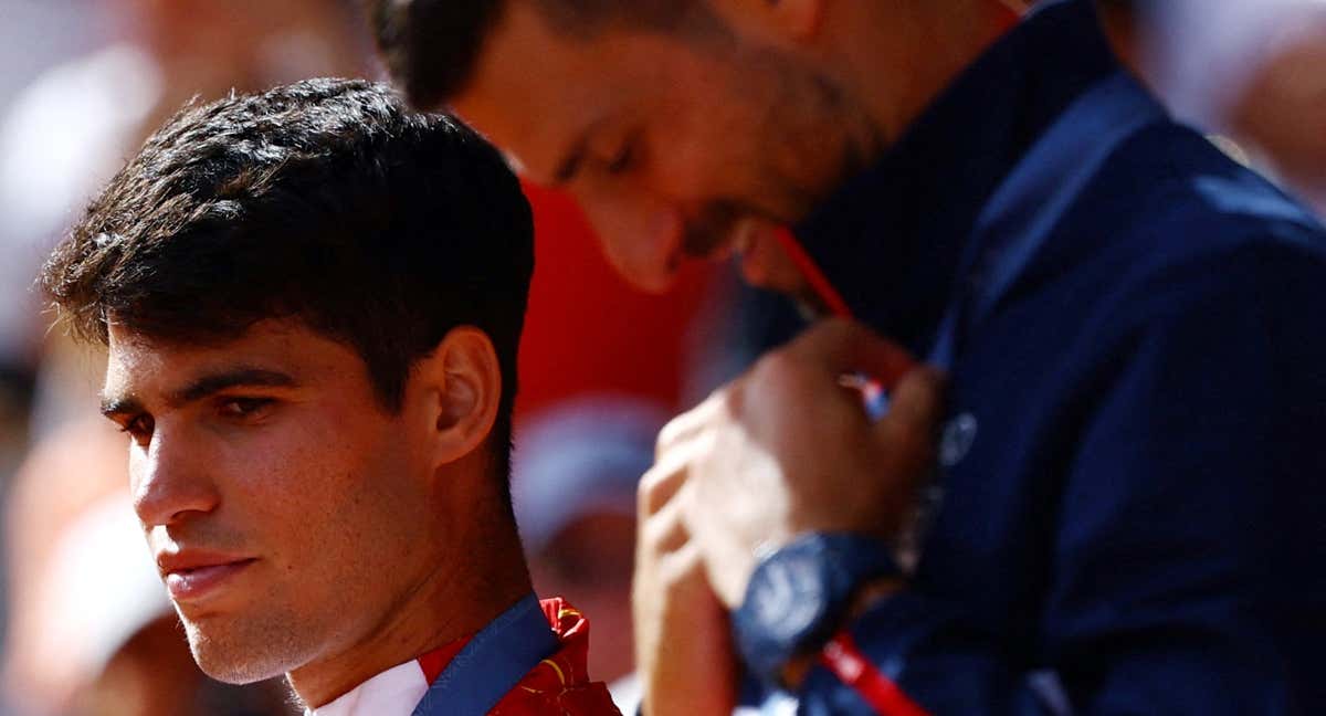 Alcaraz y Djokovic tras la entrega de medallas en los Juegos Olímpicos de París 2024. /REUTERS