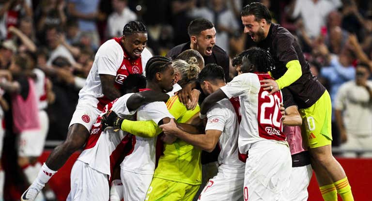 Los jugadores del Ajax celebran el pase a la siguiente ronda.
