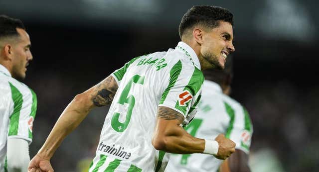 El resurgir de Bartra 319 días después de su lesión: gol y celebración emotiva