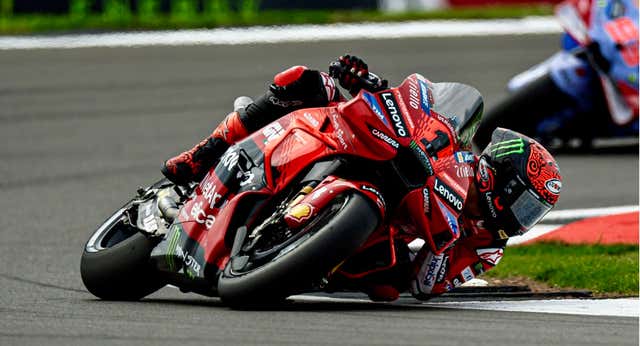 Pecco Bagnaia lidera bajo un sol abrasador mientras Pedro Acosta salva un viernes negro