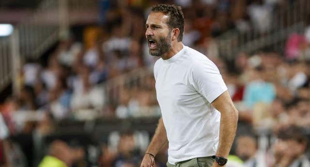 Rubén Baraja no entra en «hipótesis» con Mamardashvili y confirma que jugará contra el Barcelona: «Está preparado»