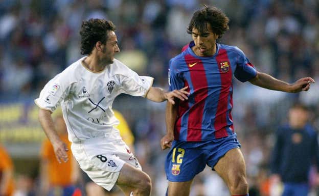 Santi Denia, ante Van Bronckhorst, en su segunda etapa en el Albacete.  GETTY
