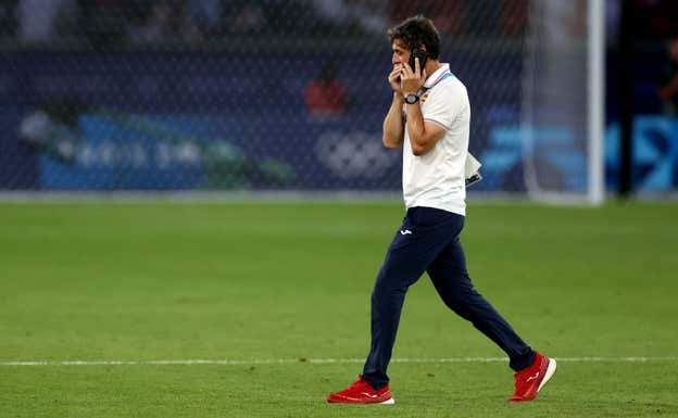 Santi Denia, tras ganar la final olímpica ante Francia, habla por teléfono desde París.  GETTY