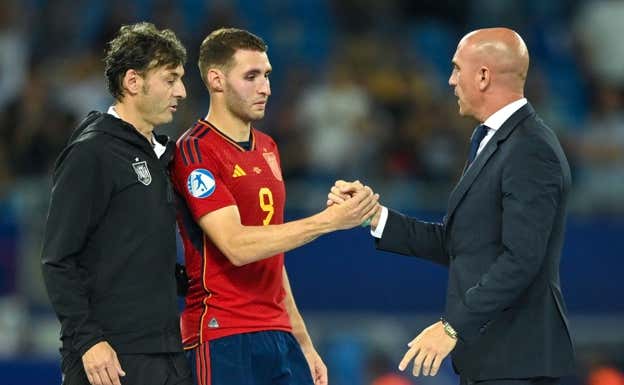 Santi Denia, en una foto de archivo tras la final Sub-21 Inglaterra-España, junto a Abel Ruiz y Luis Rubiales.  GETTY