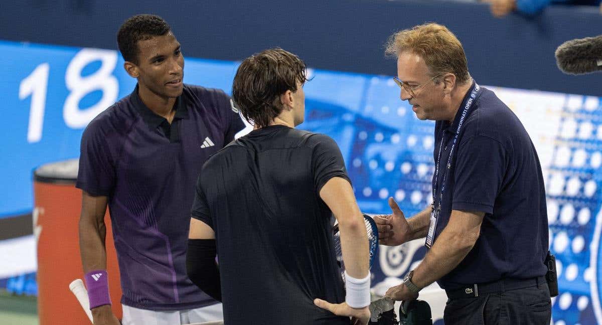 Draper y Auger-Aliassime hablan en la red con el supervisor de la ATP.