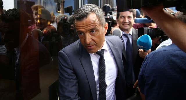 Jorge Mendes, otra vez el bombero del mercado de fichajes con demasiados casos abiertos