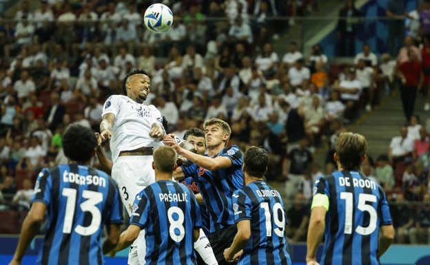 Militao se eleva en el área ante la Atalanta.  REUTERS