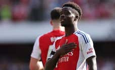 Bukayo Saka marca el camino en el debut de un Arsenal que espera a Mikel Merino
