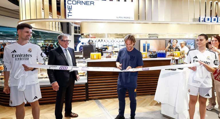 Modric corta la cinta en la inauguración del nuevo restaurante del Real Madrid, en el aeropuerto de Barajas.