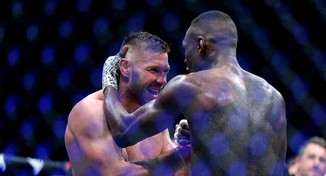 Du Plessis recoge la antorcha de Adesanya tras someterle en el UFC 305