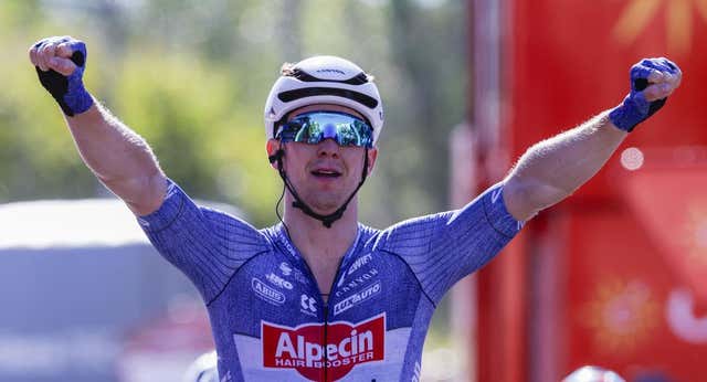 Kaden Groves sigue con su idilio y Van Aert es nuevo líder