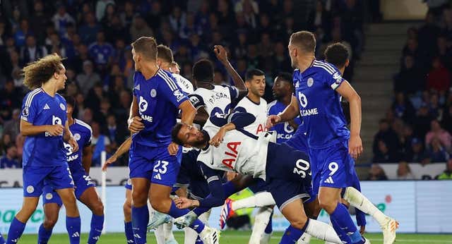 Caída escalofriante de Bentancur con el Tottenham: se desploma y abandona el campo en camilla