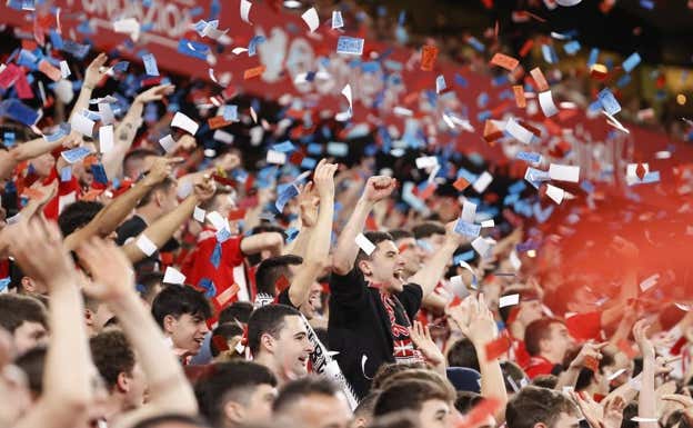 La afición rojiblanca lanzó billetes en una visita del Barça como protesta por el caso Negreira. EFE