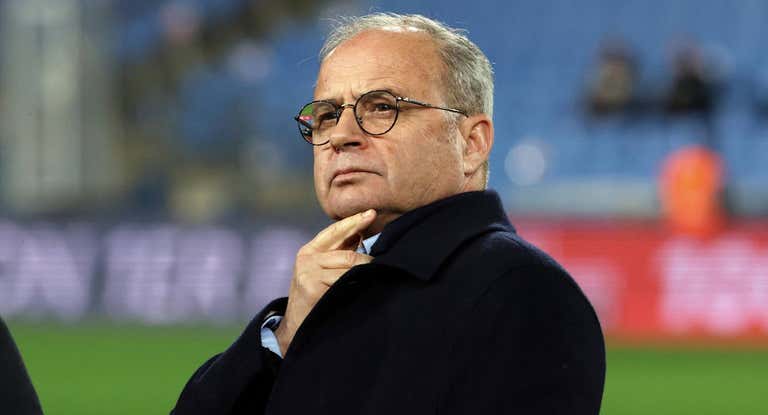 Luis Campos, pensativo, durante un partido.