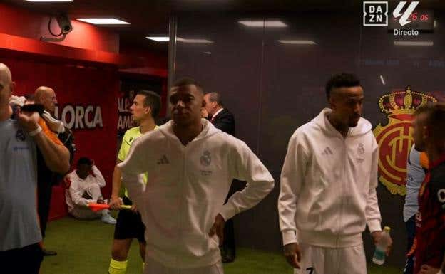 Militão conversa con Maffeo a la derecha de la imagen. Captura DAZN LALIGA