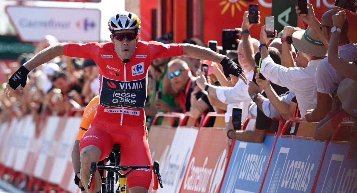 Wout Van Aert celebra la victoria en la tercera etapa de La Vuelta.