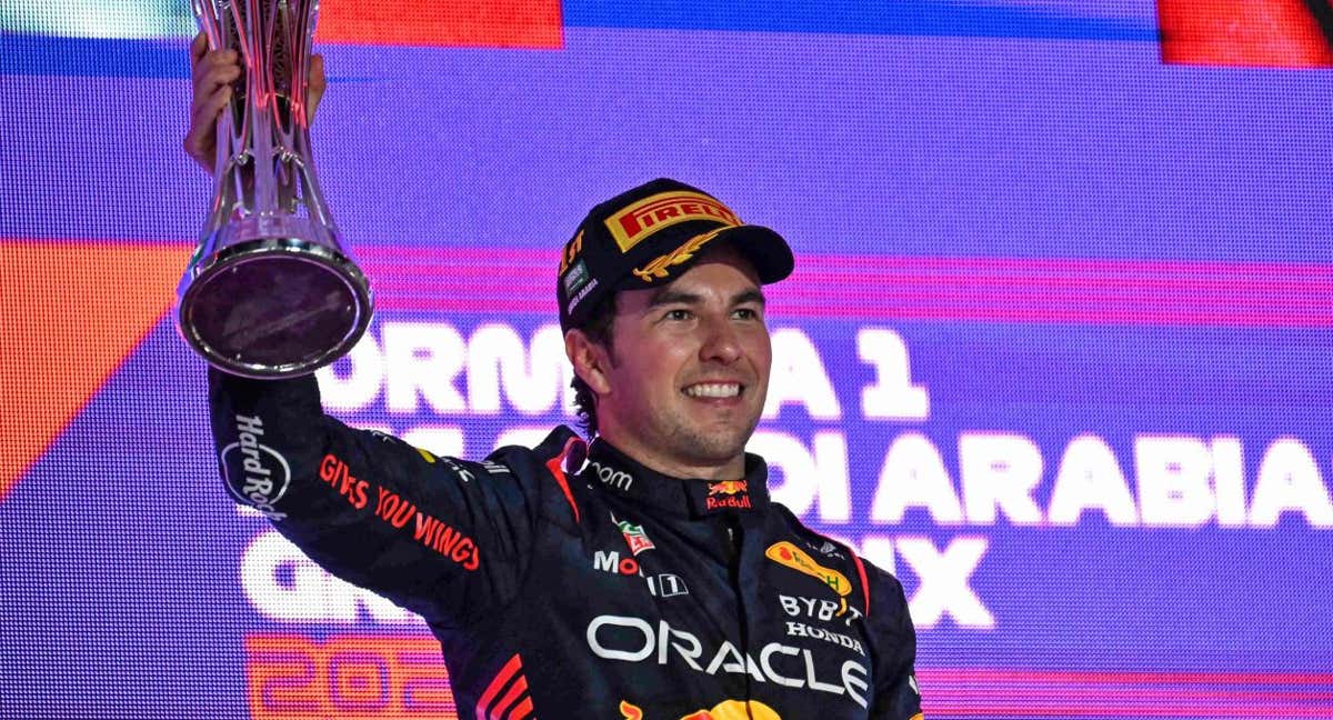 Checo Pérez ganando un premio en Fórmula 1.