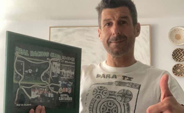 Mora posa desde Santander con un cuadro que contiene la red de la portería de El Sardinero donde marcó.