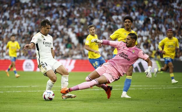 Valles sale a los pies de Brahim Díaz en un partido de la temporada pasada.  Reuters