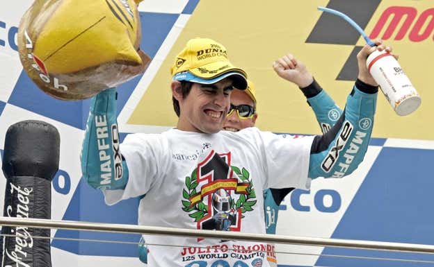 El piloto español Julián Simón (Aprilia), tras ganar el Gran Premio de Australia de 125 c.c. que se disputó en el circuito de Phillip Island. Ese día se proclamó matemáticamente campeón del mundo.  EFE