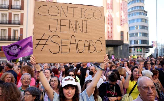 Manifestaciones de apoyo a Jenni Hermoso con el lema #SeAcabó.  EFE/ Ana Escobar