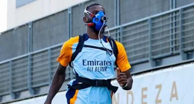 La plantilla madridista entrena en hipoxia con estos dispositivos que analizan su rendimiento pulmonar.