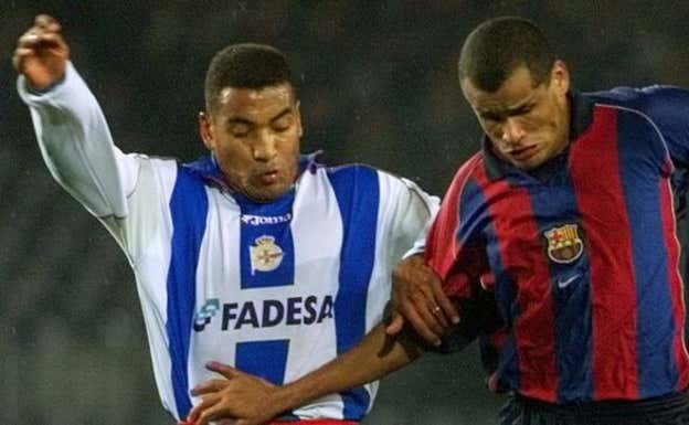 Rivaldo, ya con la camiseta del Barça, pugna por un balón con su excompañero Mauro Silva.  Reuters