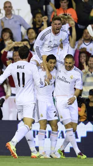 Ramos, Benzema y Bale celebran con Di María el gol de este último en la final de Copa.  AFP