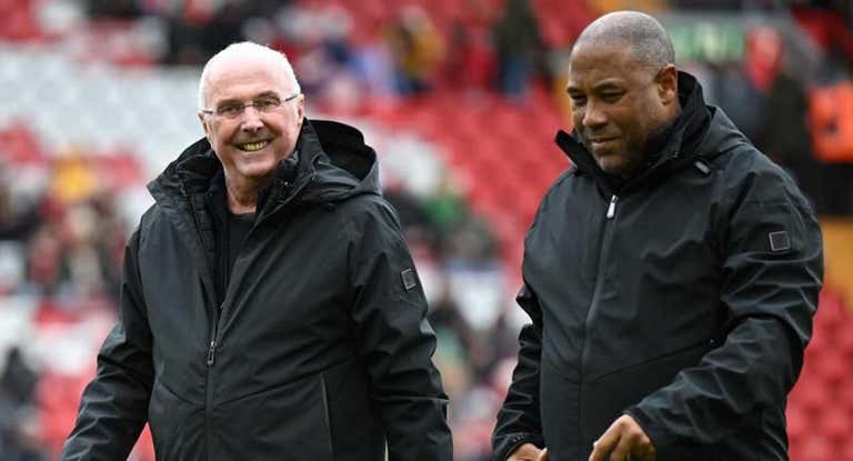 Sven-Goran Eriksson junto a John Barnes en un partido homenaje en Liverpool en marzo