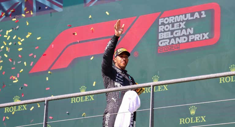 Lewis Hamilton, en el podio de Bélgica.