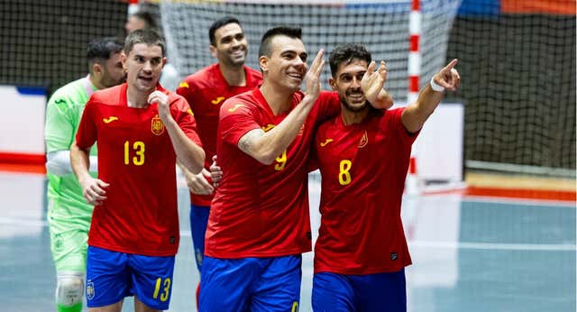 España recupera la mejor versión de Sergio Lozano y de Adolfo