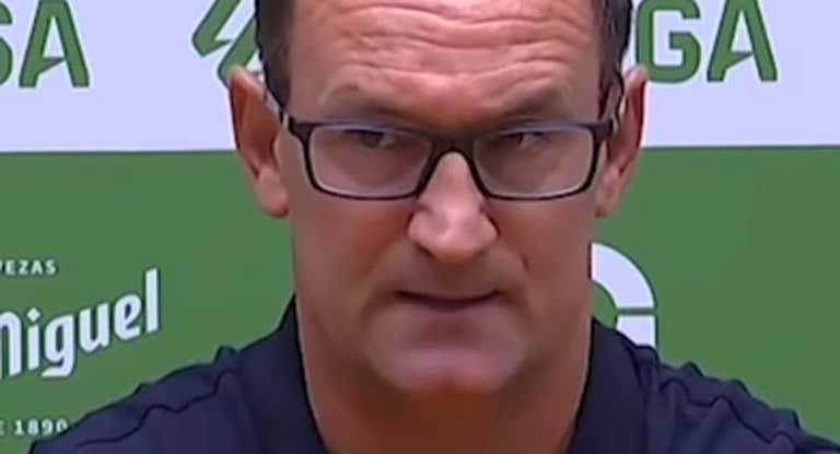 El entrenador del Eibar se mostró indignado con la actuación arbitral en rueda de prensa.