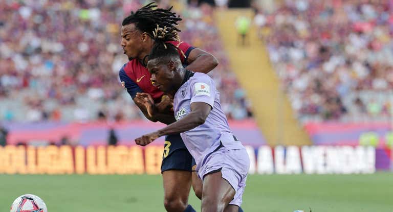 Koundé defiende a Nico Williams durante el partido jugado en Barcelona.