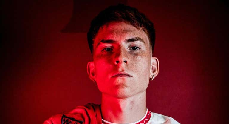 Valentín Barco posa con la camiseta del Sevilla.