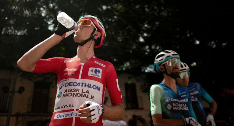 Ben O'Connor se refresa durante la calurosa etapa entre Úbeda y Cazorla.