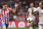Así está siendo el debut de Julián Álvarez en el Metropolitano: homenaje, liderazgo y amarilla para Gazzaniga