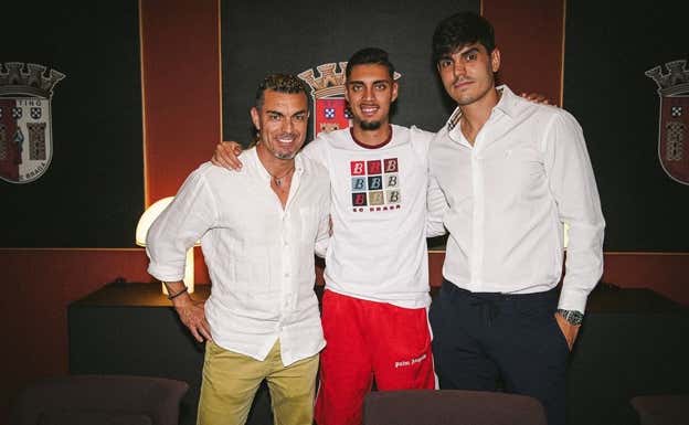 Fede Marco (izquierda), con Gabri Martínez (centro) y el agente Álvaro Costa.