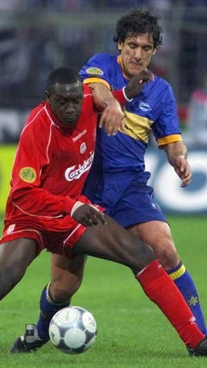 Téllez pugna por un balón con Heskey en la final de Dortmund.  AFP