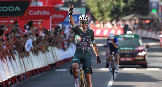 Van Aert firma el triplete en Baiona y O’Connor sigue líder