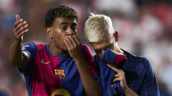 Lamine Yamal dialoga con Dani Olmo en el estadio de Vallecas. /GETTY