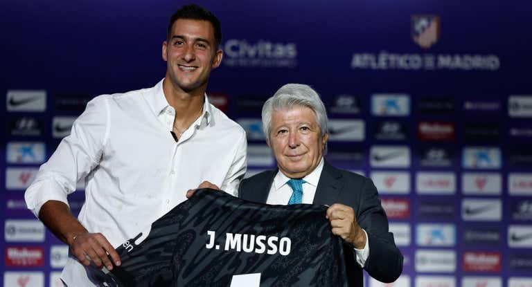 Musso junto a Cerezo durante la presentación.