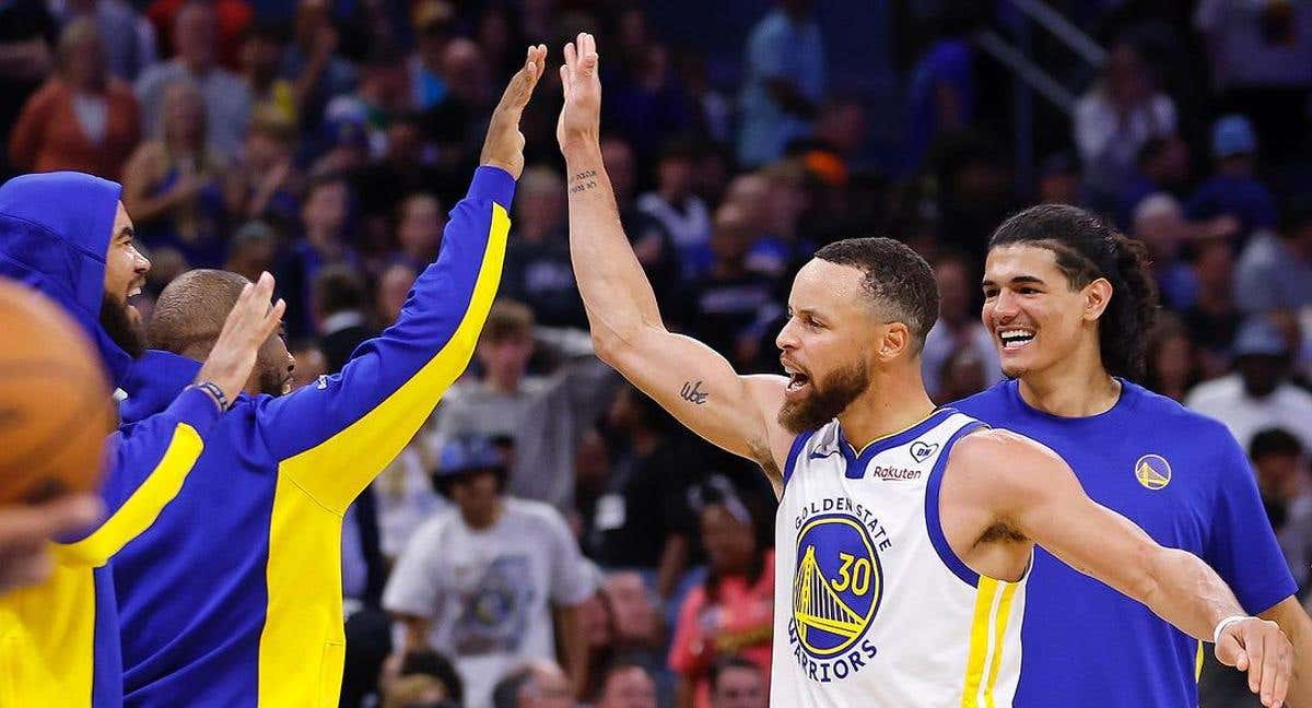 Curry celebra una victoria con los Warriors.